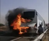 حريق مهول يحوّل حافلة ركاب إلى هيكل متفحم وسط الطريق السيار